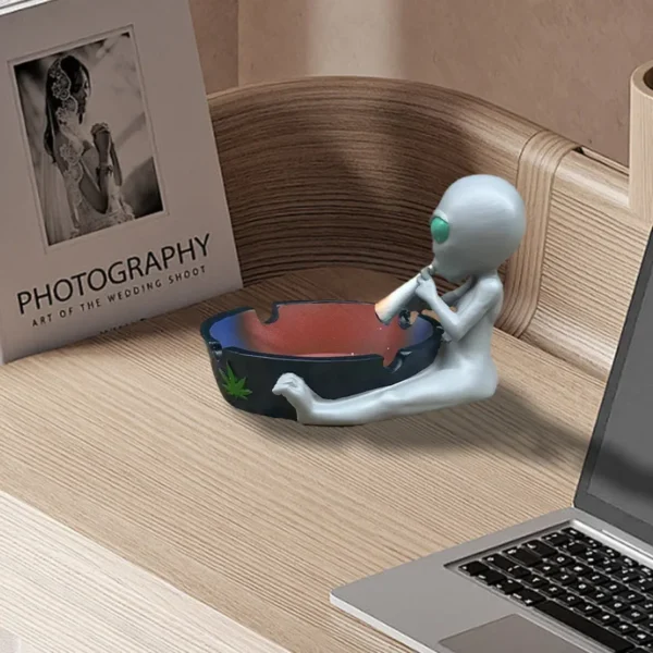Alien Smoking Ashtray Desk Living Room Ornament Home Décor Creative Astronaut Furnishings for Restaurant Bar Home - Image 4